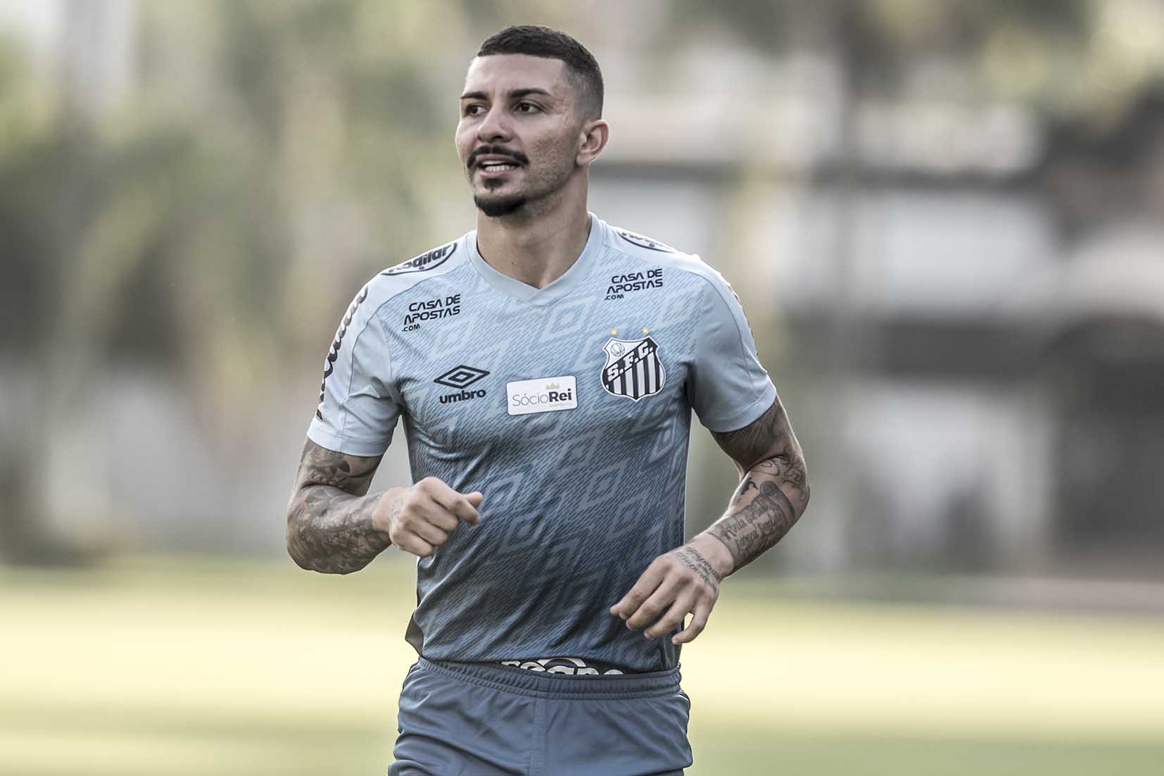 Santos acerta salários e encaminha contratação de Bryan Angulo